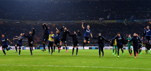 贝克汉姆捧杯狂喜，14岁小七穿抹胸太成熟，大儿子却在家熬汤