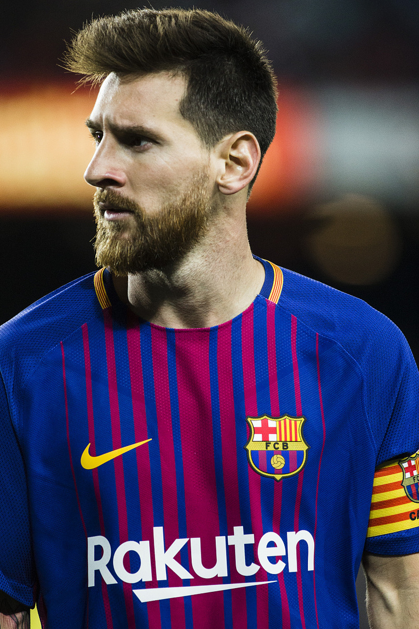 东西部得分王各砍10分，詹姆斯贡献劈扣，两队首节战平（东西部得分王齐取10分，詹姆斯上演暴扣，首节双方战成平手）