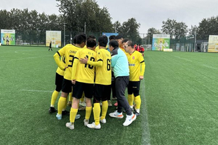 大范：湖人不是争冠队 比掘金／马刺／火箭弱一档 3个核心都不能防（大范直言：湖人难称争冠级，实力逊于掘金／马刺／火箭，三核防守成隐患）