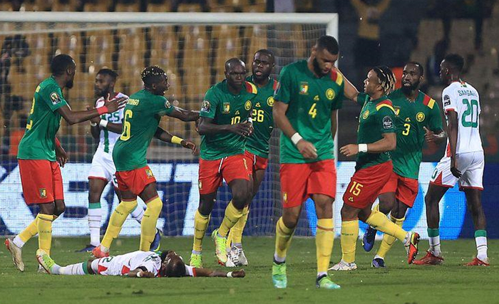 泰州队巴特“苏超”夺冠后缅怀父亲：我还在这条路上努力着（苏超封王后，泰州队巴特追忆父亲：我仍在这条路上奋进）